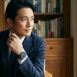 ザシチズンが恥ずかしいという噂とは無縁の、本質を知る洗練された日本人男性が和紙文字板モデルを自信を持って着用している様子。